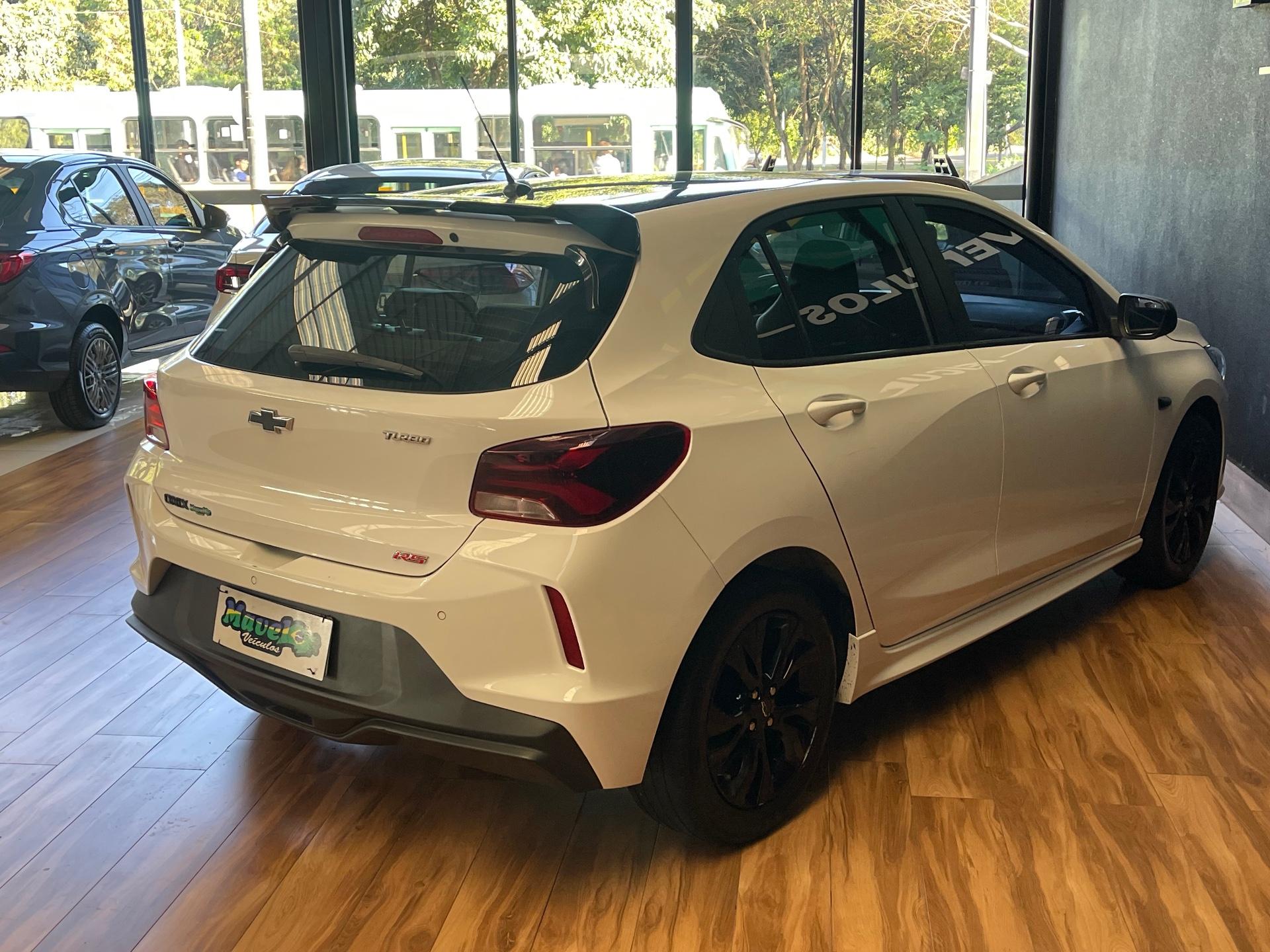 Foto numero 12 do veiculo Chevrolet Onix HEV/ 10TAT RS - Branca - 2021/2022