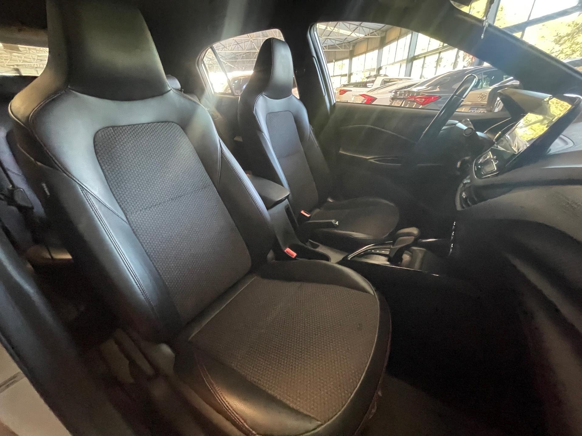 Foto numero 8 do veiculo Chevrolet Onix HEV/ 10TAT RS - Branca - 2021/2022