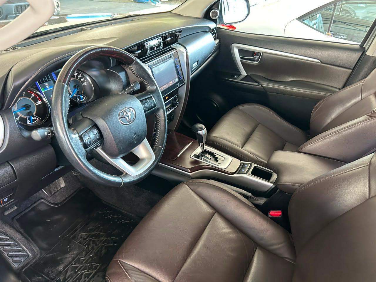 Toyota Hilux SW4 SRX 4x4 2.8 TDI 16V Dies. Aut. 2017