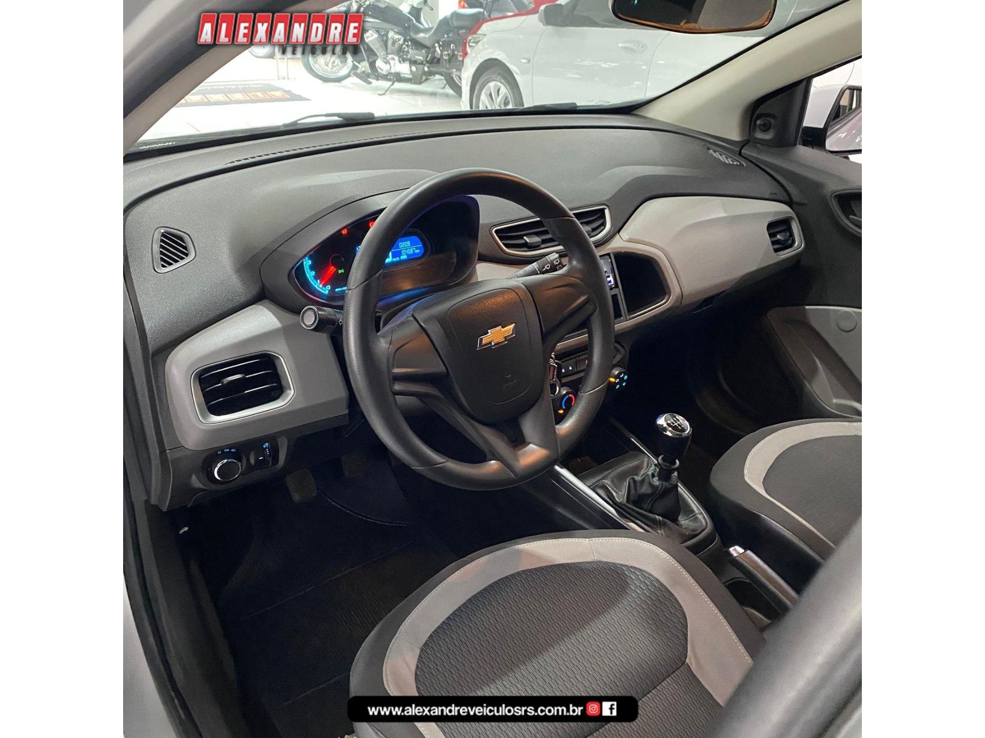 Foto numero 14 do veiculo Chevrolet Onix HATCH LS 1.0 8V FlexPower 5p Mec.  - Prata - 2015/2015
