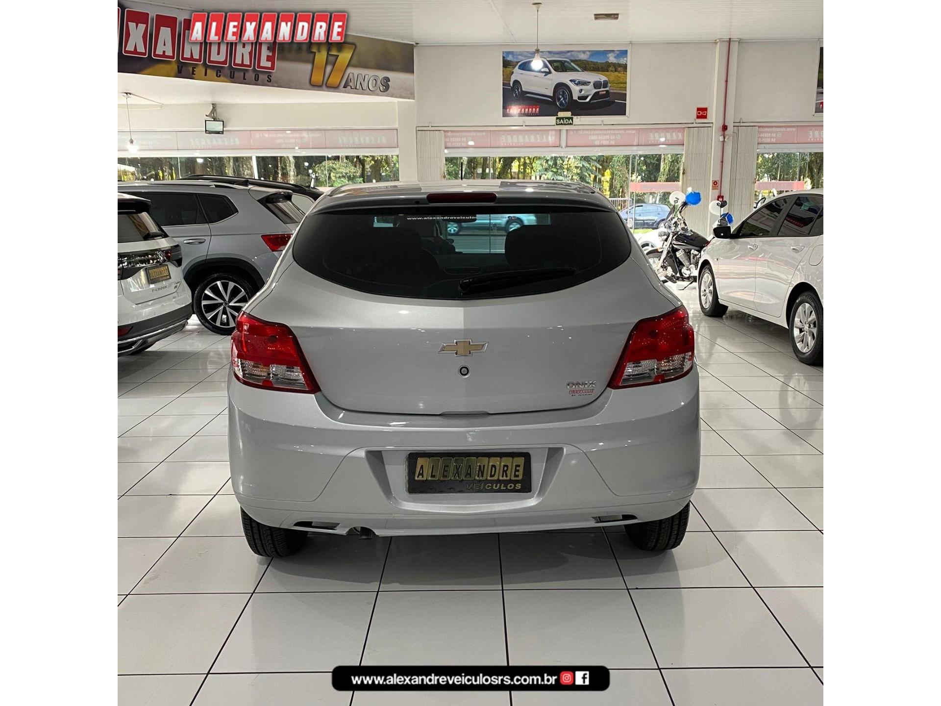 Foto numero 8 do veiculo Chevrolet Onix HATCH LS 1.0 8V FlexPower 5p Mec.  - Prata - 2015/2015