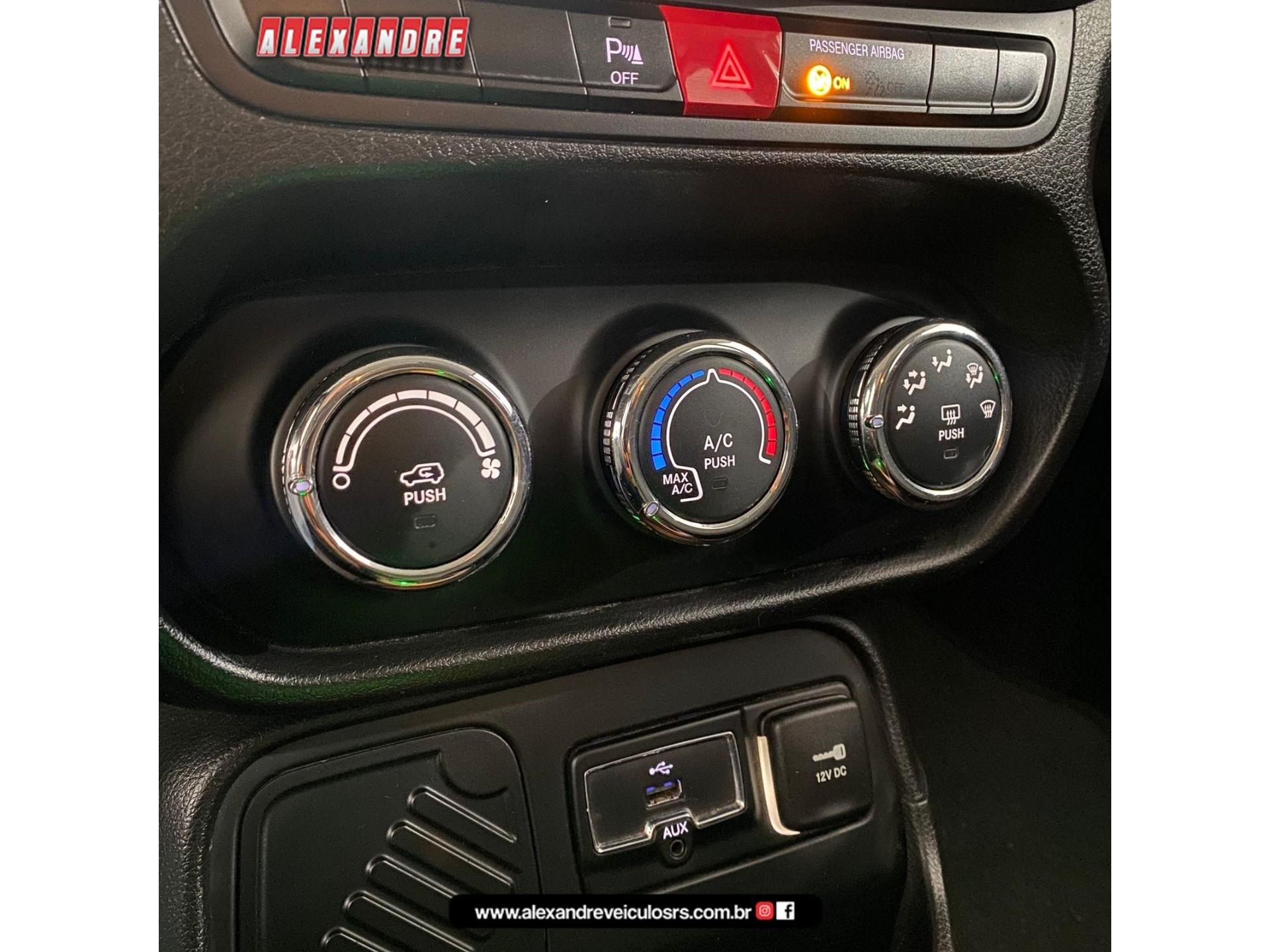 Foto numero 16 do veiculo Jeep Renegade Sport 1.8 4x2 Flex 16V Aut. - Prata - 2015/2016