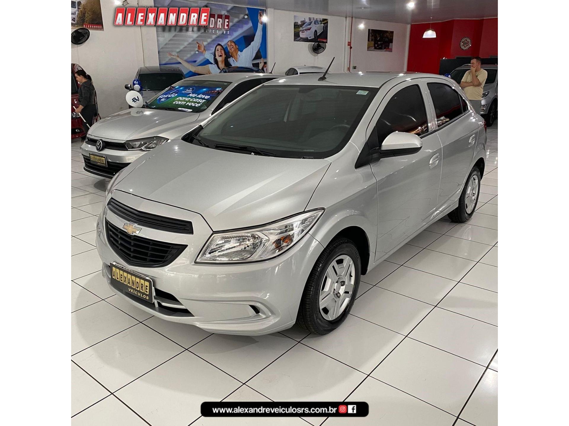 Foto numero 4 do veiculo Chevrolet Onix HATCH LS 1.0 8V FlexPower 5p Mec.  - Prata - 2015/2015