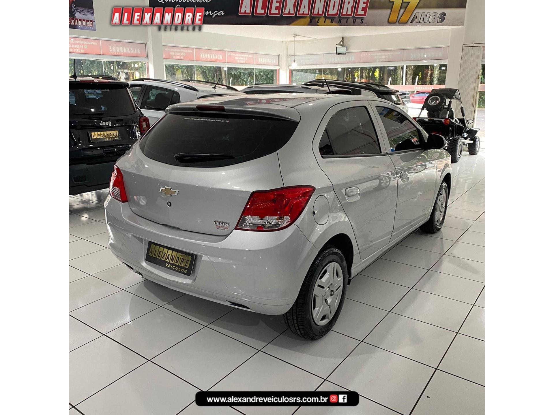 Foto numero 7 do veiculo Chevrolet Onix HATCH LS 1.0 8V FlexPower 5p Mec.  - Prata - 2015/2015