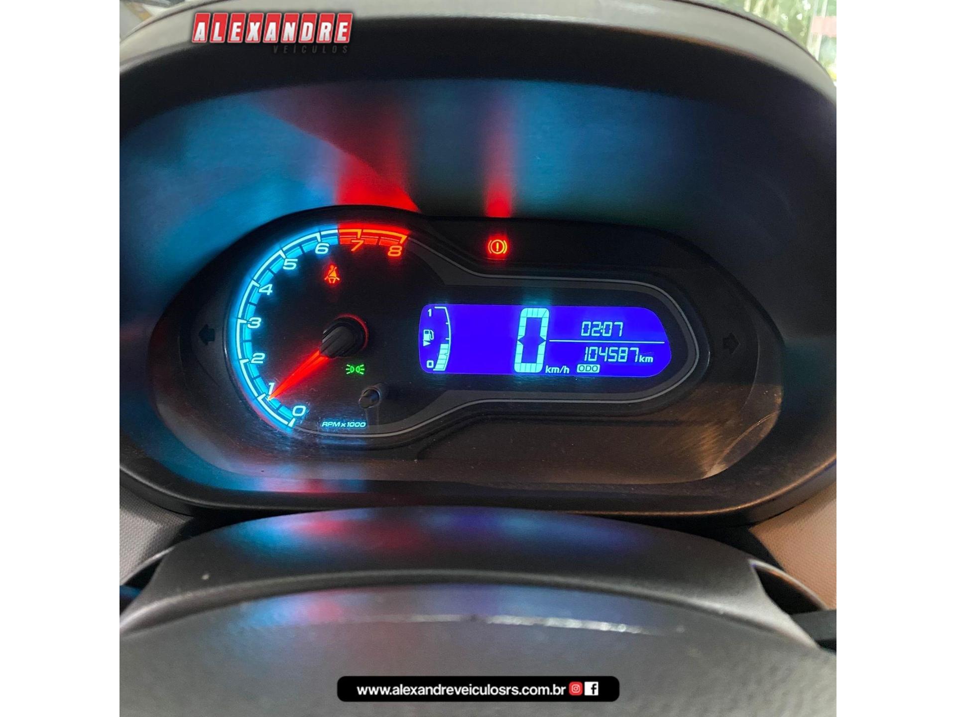 Foto numero 10 do veiculo Chevrolet Onix HATCH LS 1.0 8V FlexPower 5p Mec.  - Prata - 2015/2015