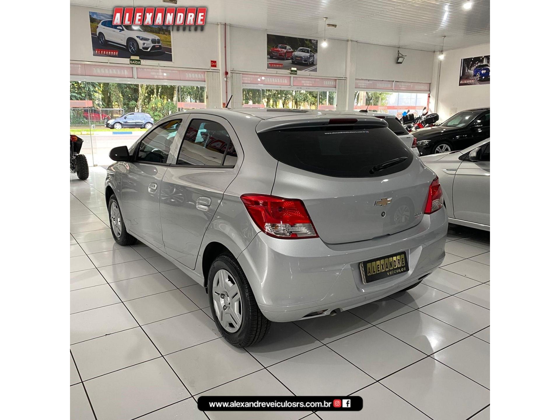 Foto numero 9 do veiculo Chevrolet Onix HATCH LS 1.0 8V FlexPower 5p Mec.  - Prata - 2015/2015