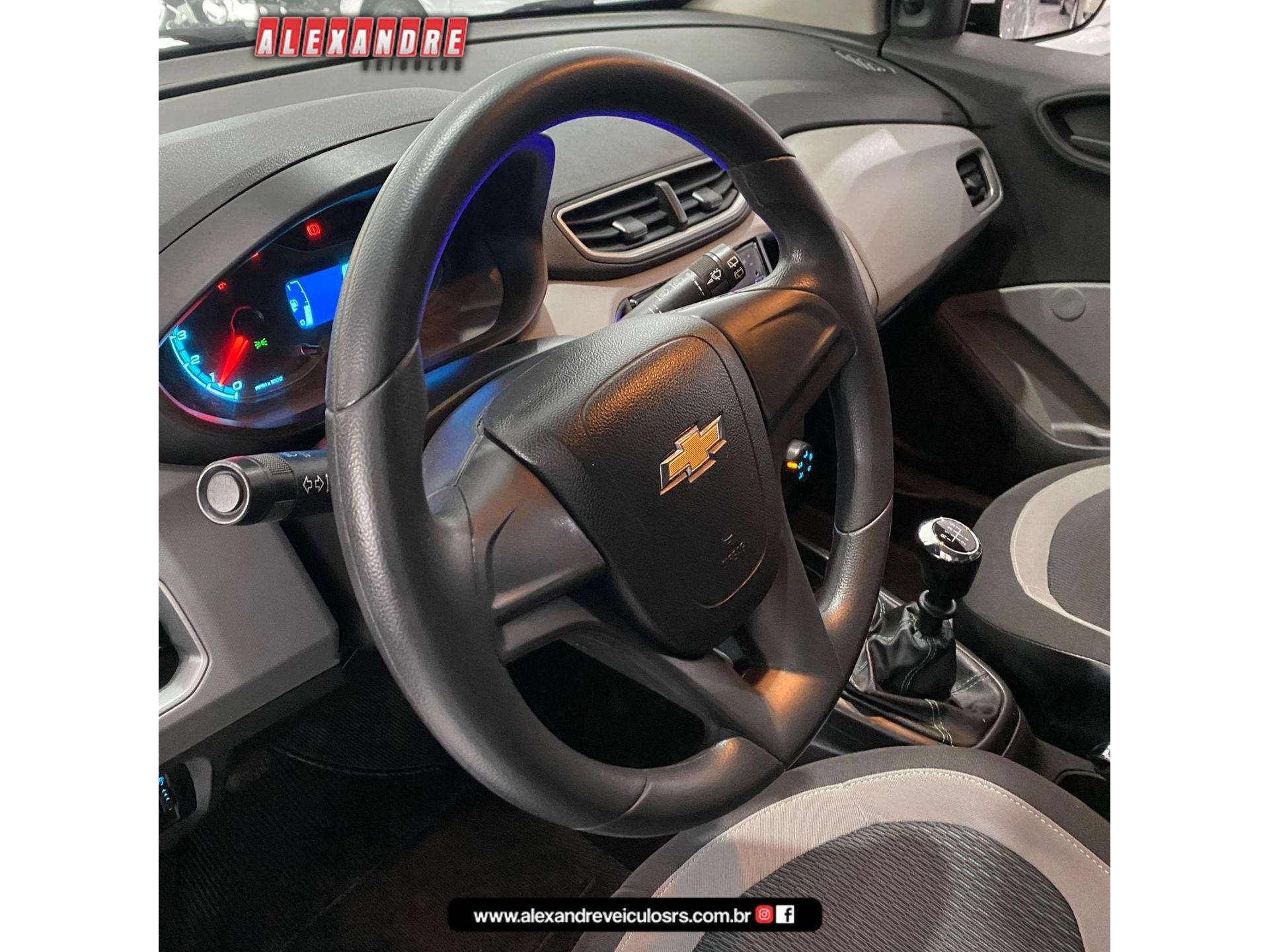 Foto numero 15 do veiculo Chevrolet Onix HATCH LS 1.0 8V FlexPower 5p Mec.  - Prata - 2015/2015