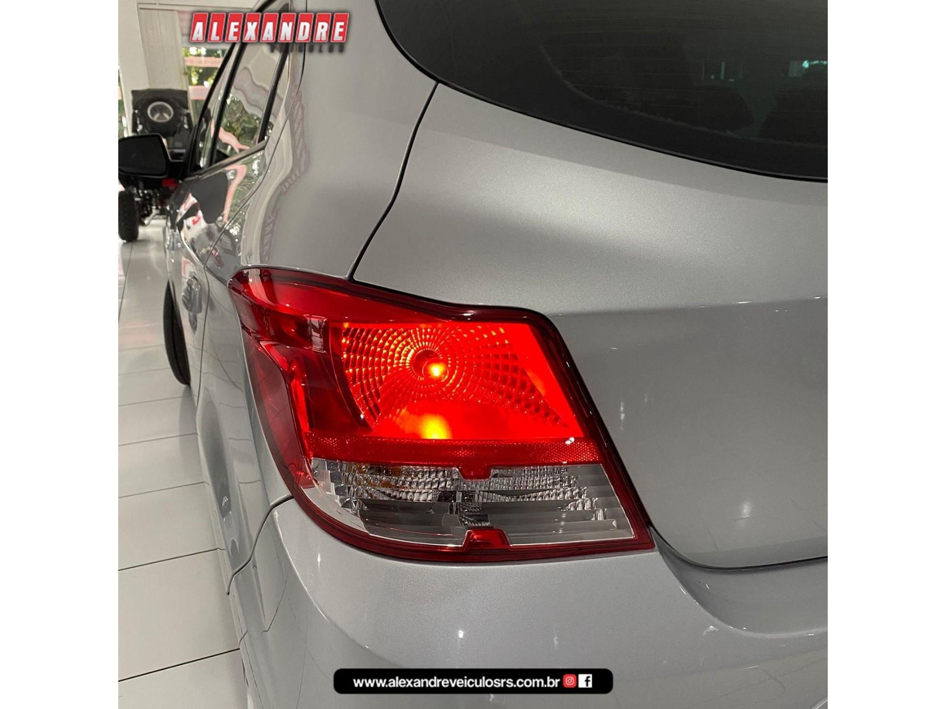 Foto numero 22 do veiculo Chevrolet Onix HATCH LS 1.0 8V FlexPower 5p Mec.  - Prata - 2015/2015
