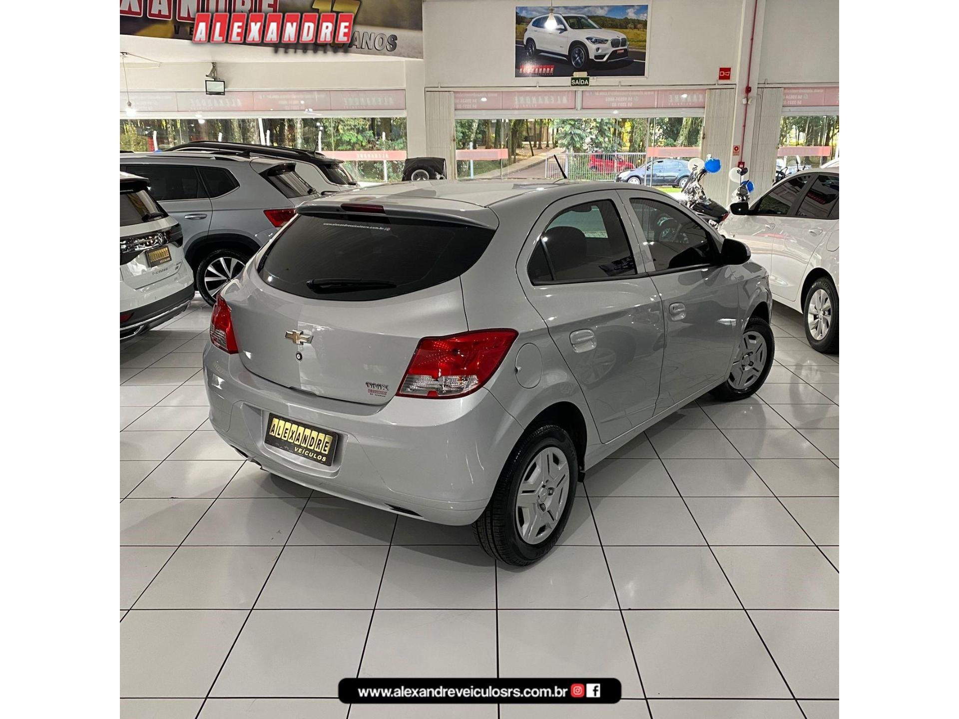 Foto numero 3 do veiculo Chevrolet Onix HATCH LS 1.0 8V FlexPower 5p Mec.  - Prata - 2015/2015