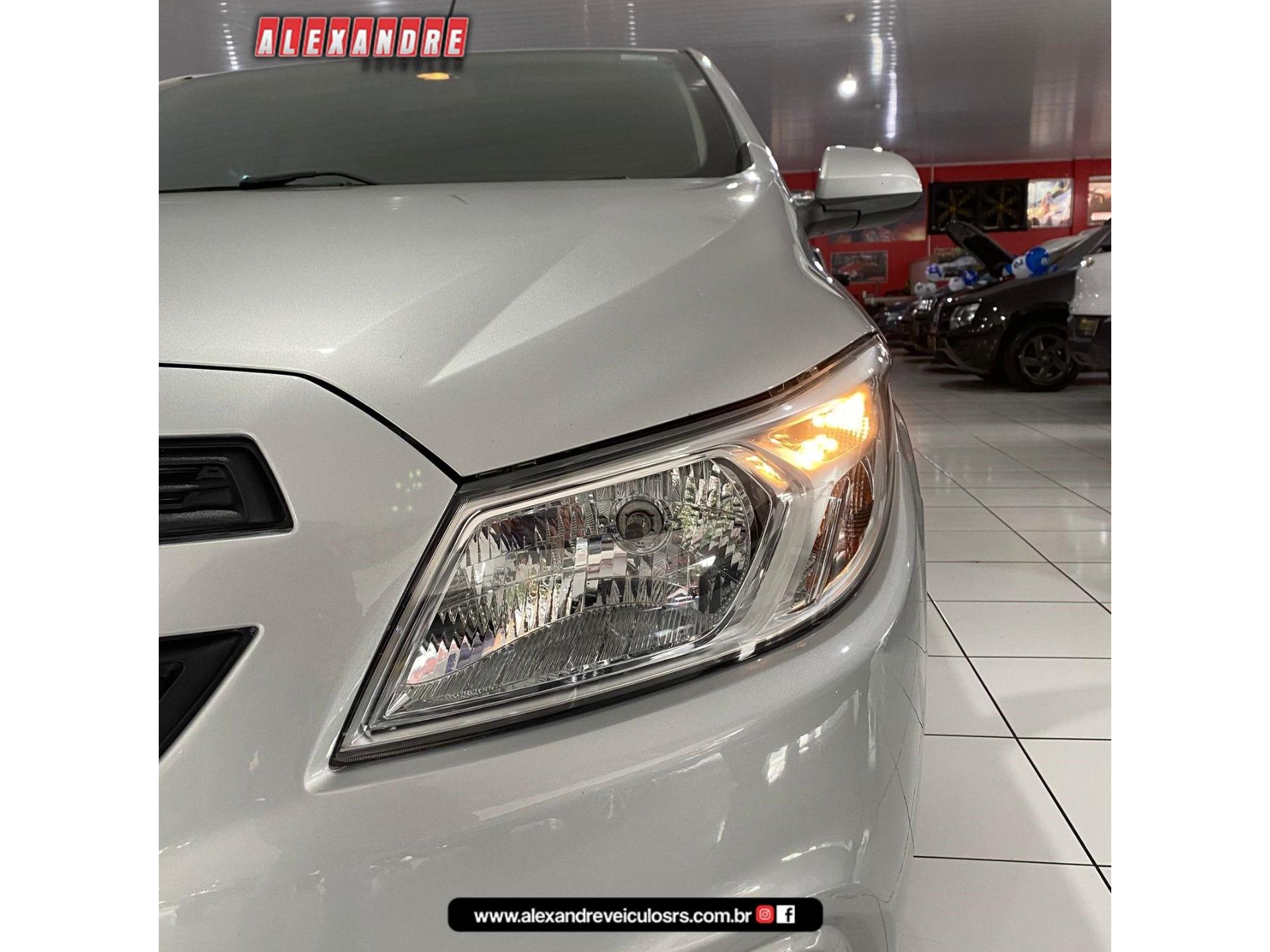 Foto numero 21 do veiculo Chevrolet Onix HATCH LS 1.0 8V FlexPower 5p Mec.  - Prata - 2015/2015