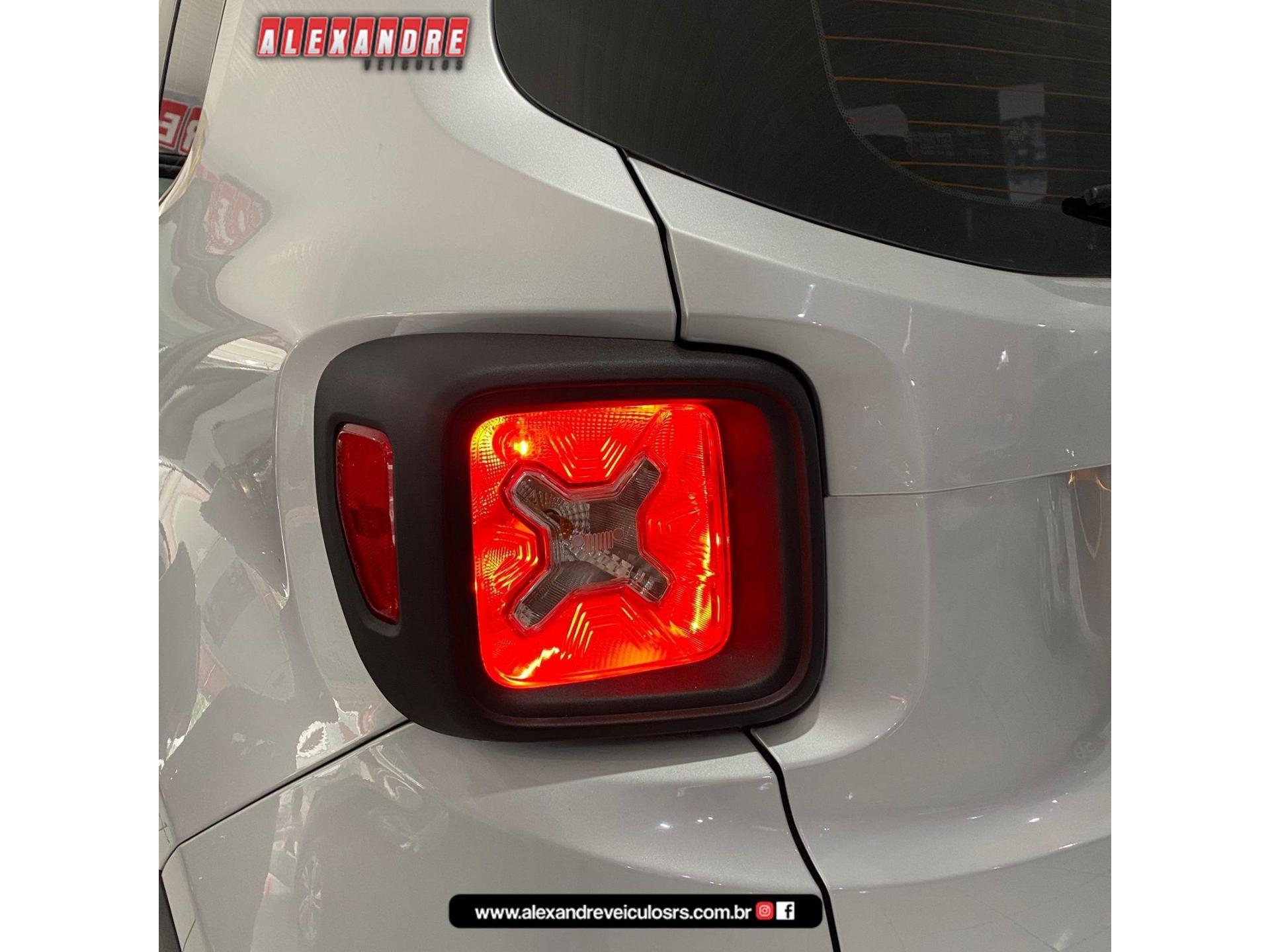 Foto numero 22 do veiculo Jeep Renegade Sport 1.8 4x2 Flex 16V Aut. - Prata - 2015/2016