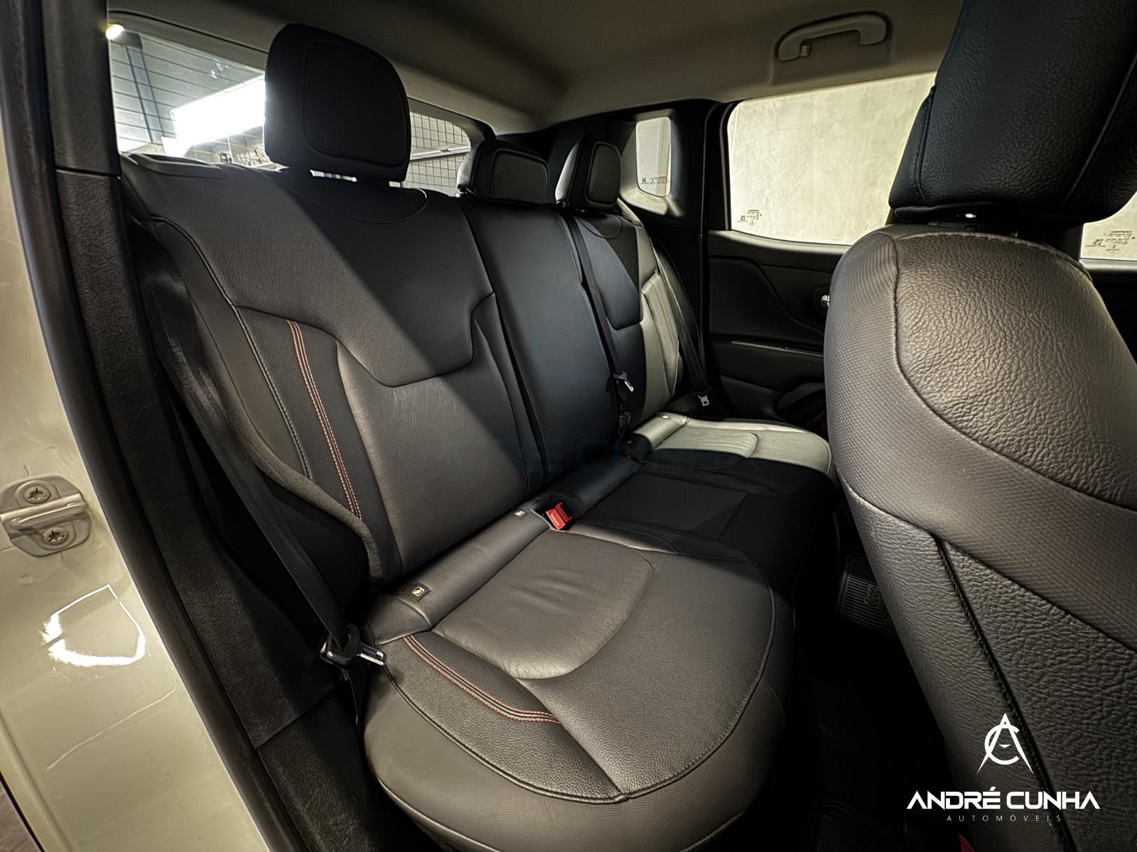 Foto numero 14 do veiculo Jeep Renegade Trailhawk 2.0 4x4 TB Diesel Aut  - Branca - 2021/2021