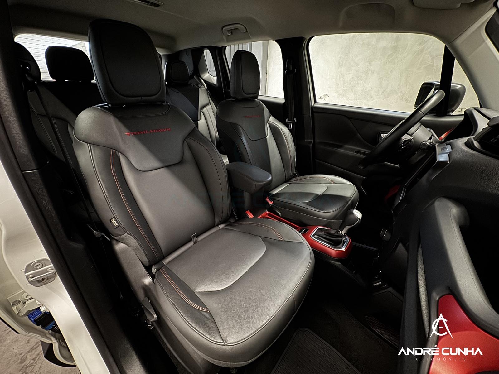 Foto numero 13 do veiculo Jeep Renegade Trailhawk 2.0 4x4 TB Diesel Aut  - Branca - 2021/2021