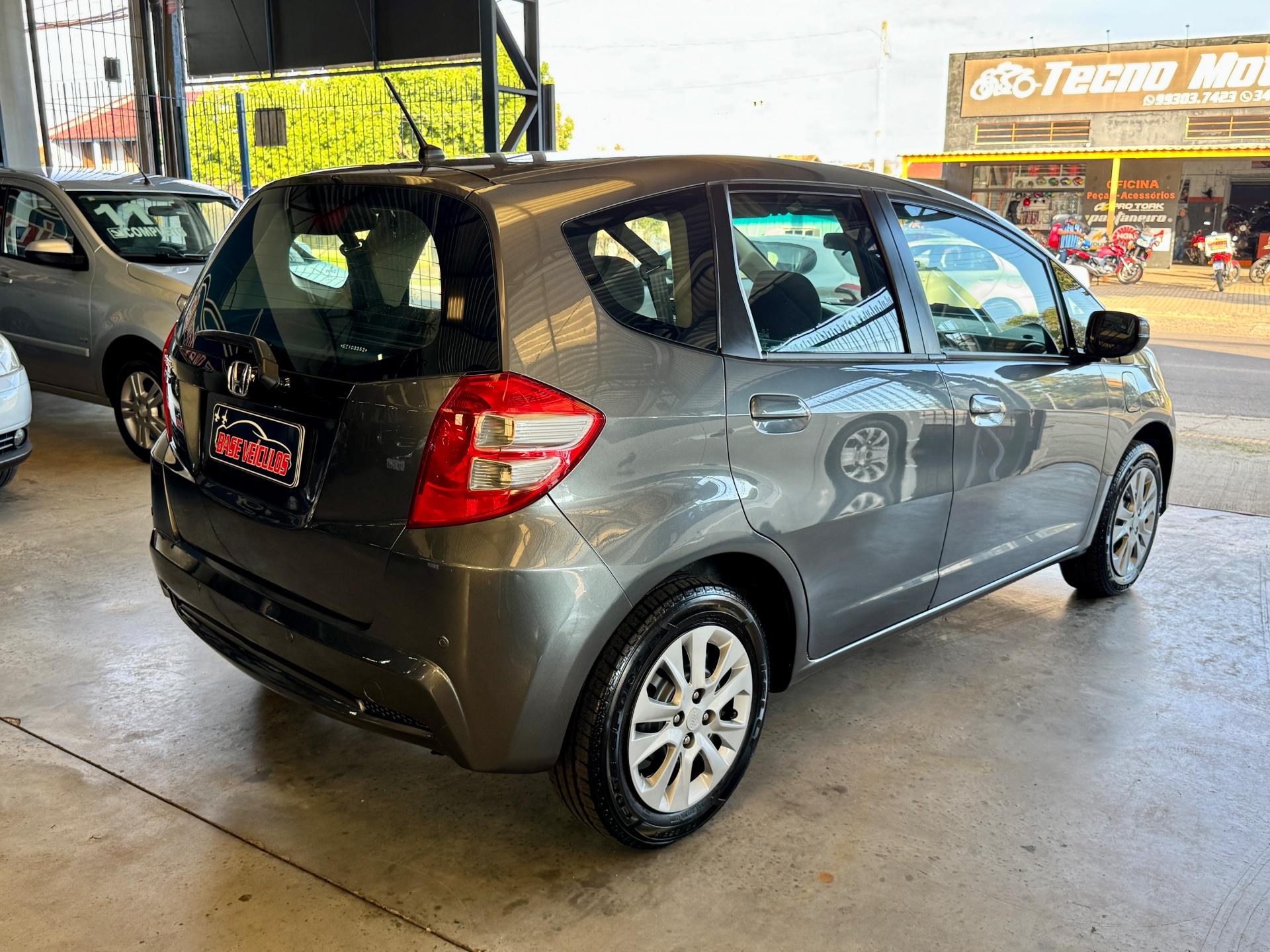 Foto numero 4 do veiculo Honda Fit DX 1.4 Flex 16V 5p Mec.  - Cinza - 2013/2014