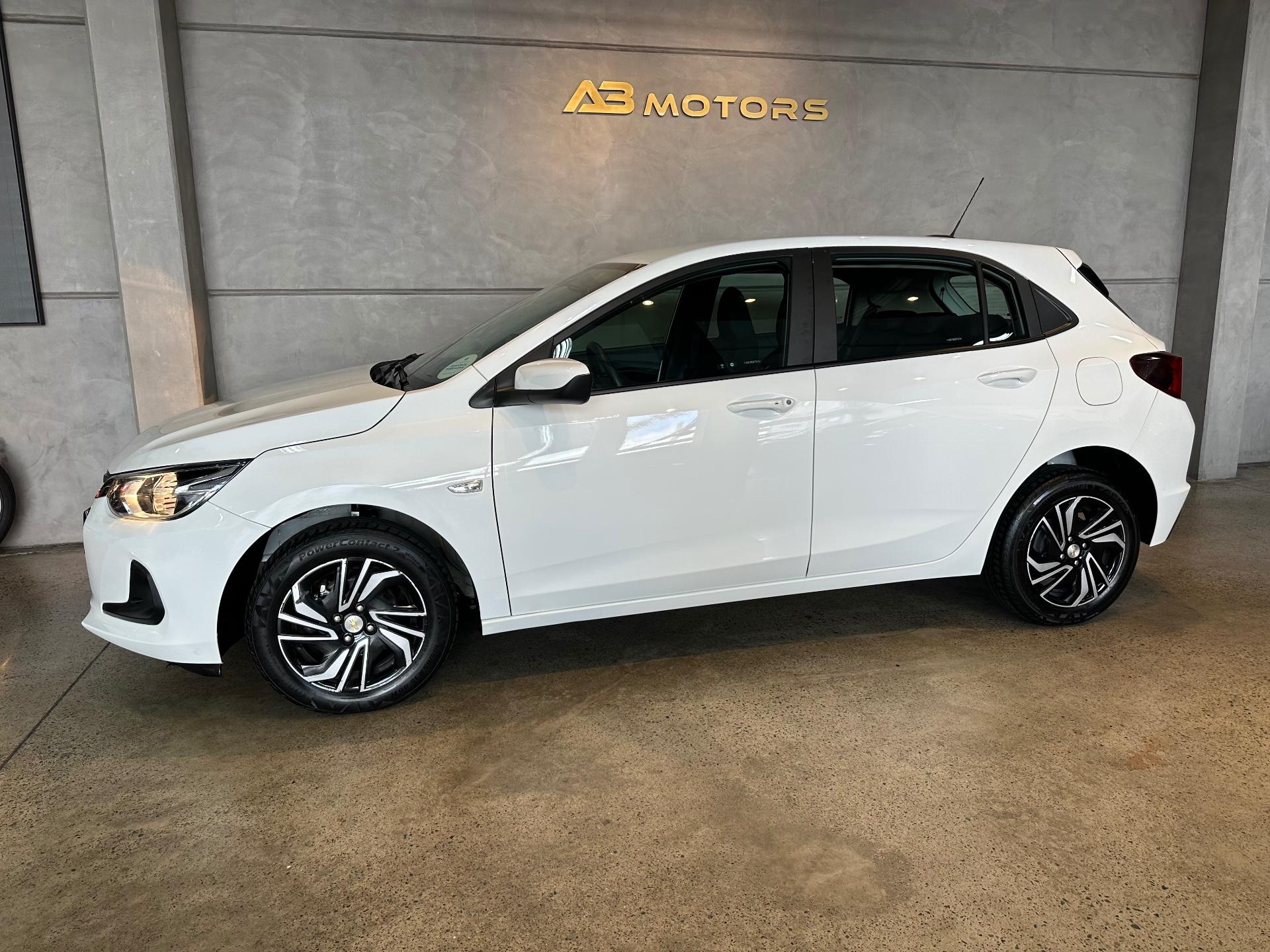Foto numero 2 do veiculo Chevrolet Onix HEV/ 10MT LT2 - Branca - 2024/2025