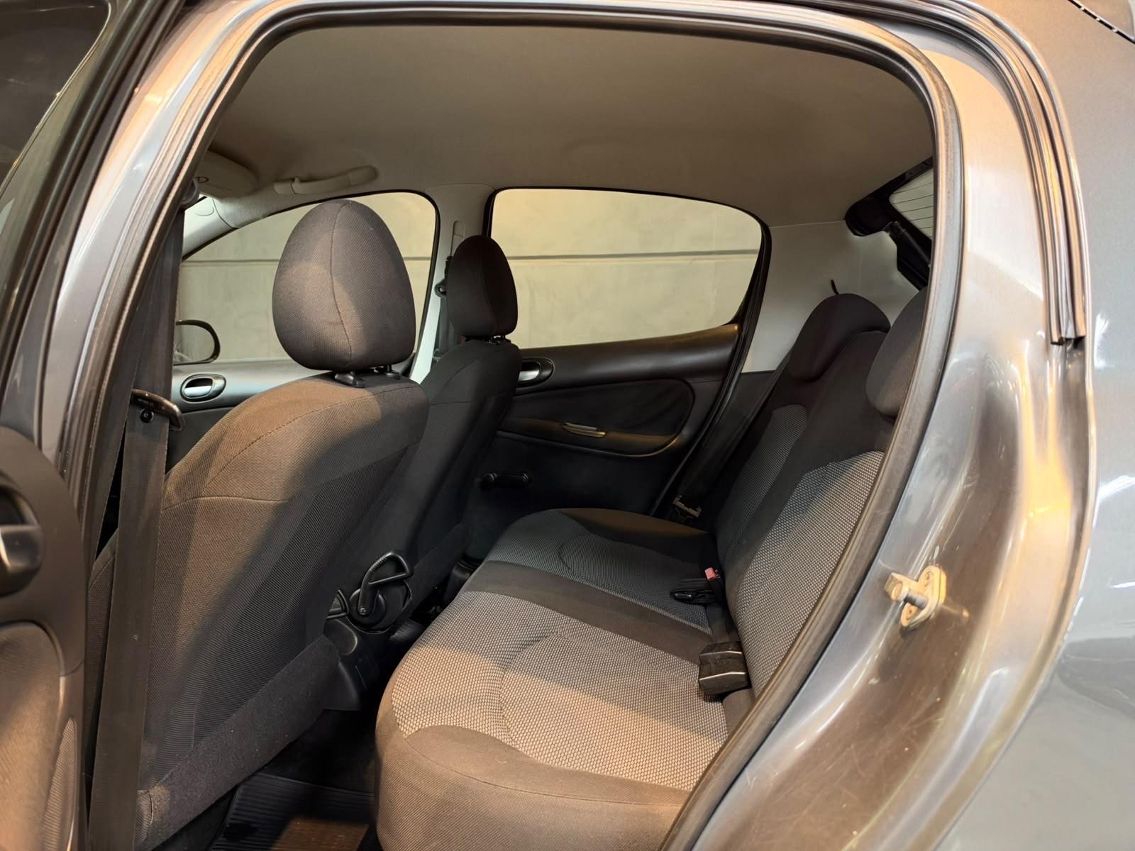 Foto numero 14 do veiculo Peugeot 207 XR - Cinza - 2011/2012