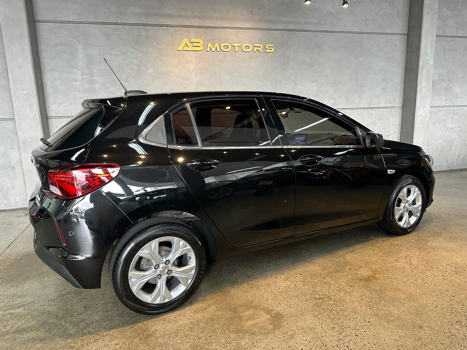 Foto numero 4 do veiculo Chevrolet Onix HEV/ 10TAT PR2 - Preta - 2020/2021