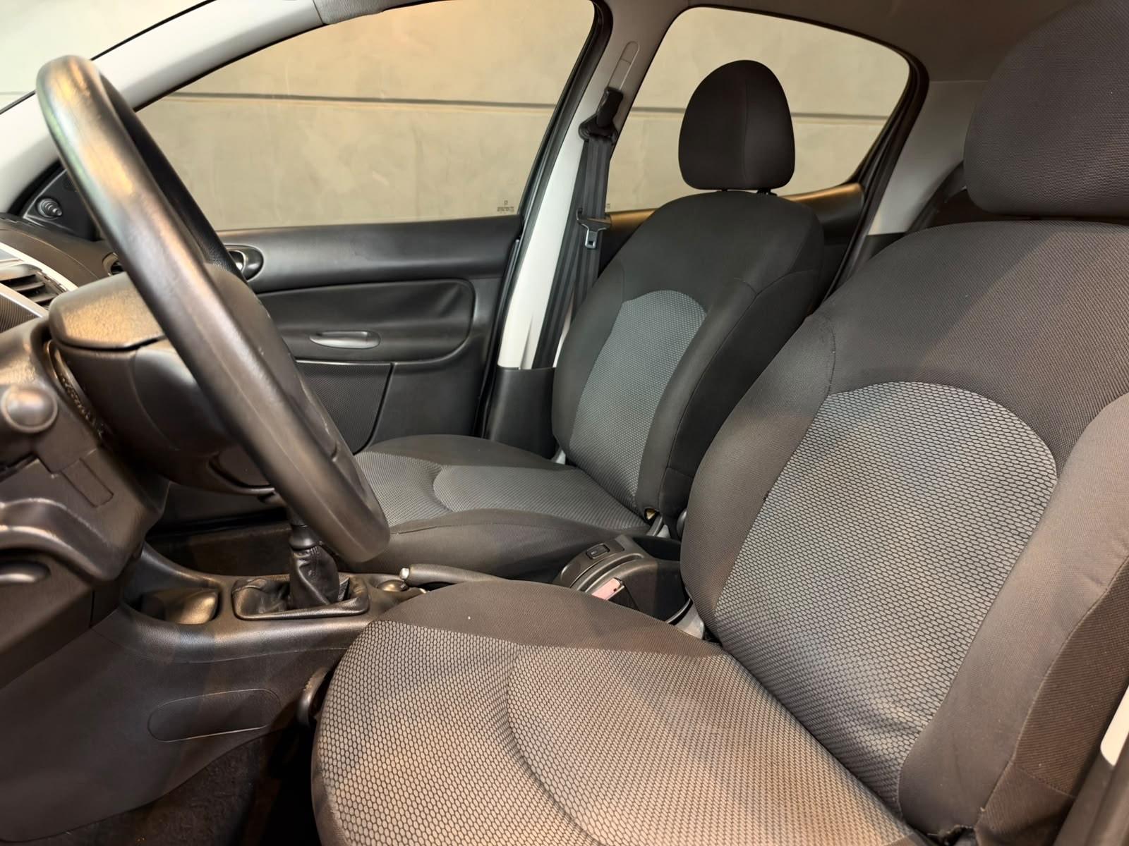 Foto numero 13 do veiculo Peugeot 207 XR - Cinza - 2011/2012