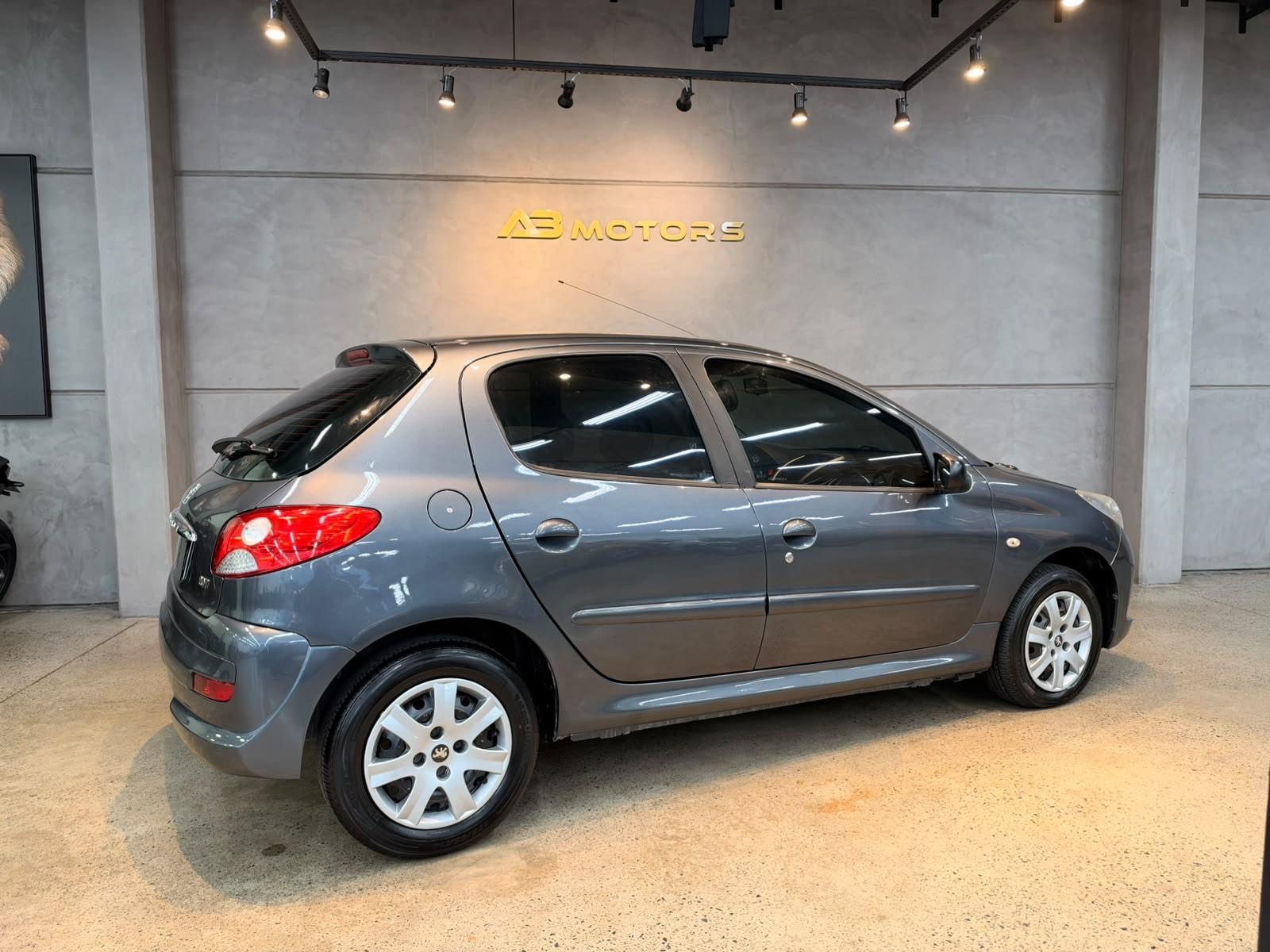Foto numero 4 do veiculo Peugeot 207 XR - Cinza - 2011/2012