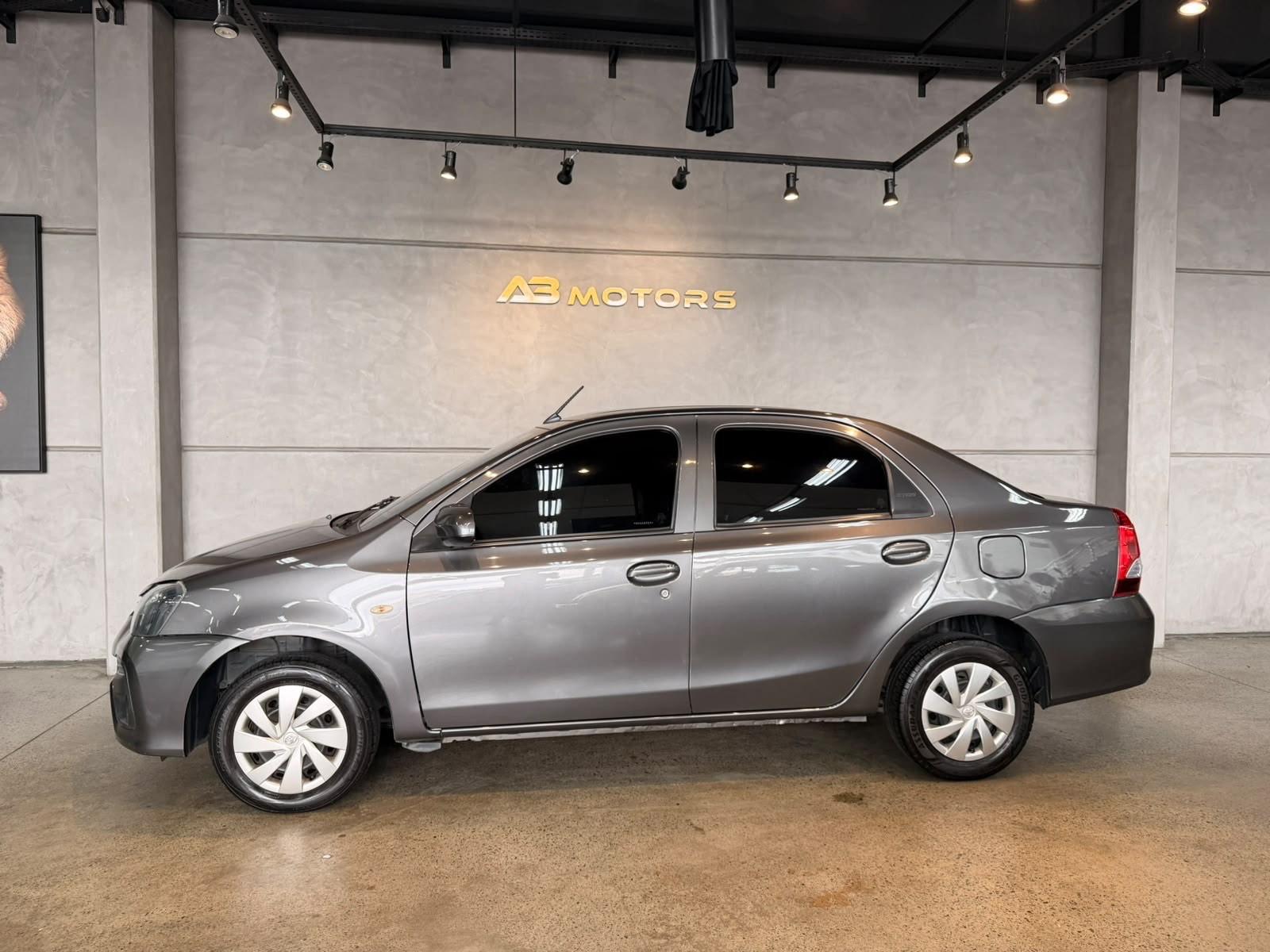 Foto numero 2 do veiculo Toyota Etios SEDAN X MT - Cinza - 2021/2021