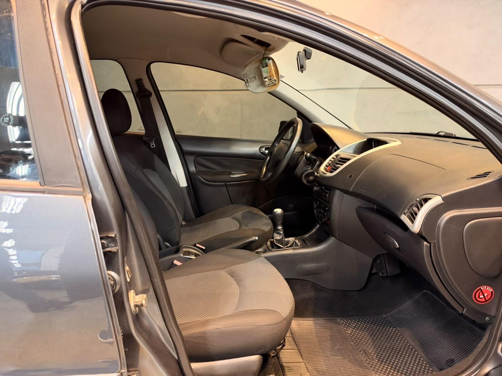Foto numero 18 do veiculo Peugeot 207 XR - Cinza - 2011/2012