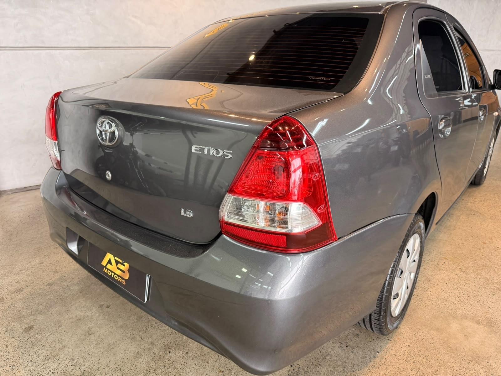 Foto numero 4 do veiculo Toyota Etios SEDAN X MT - Cinza - 2021/2021
