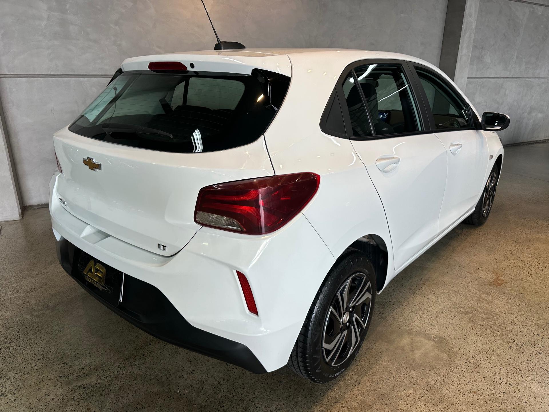Foto numero 4 do veiculo Chevrolet Onix HEV/ 10MT LT2 - Branca - 2024/2025