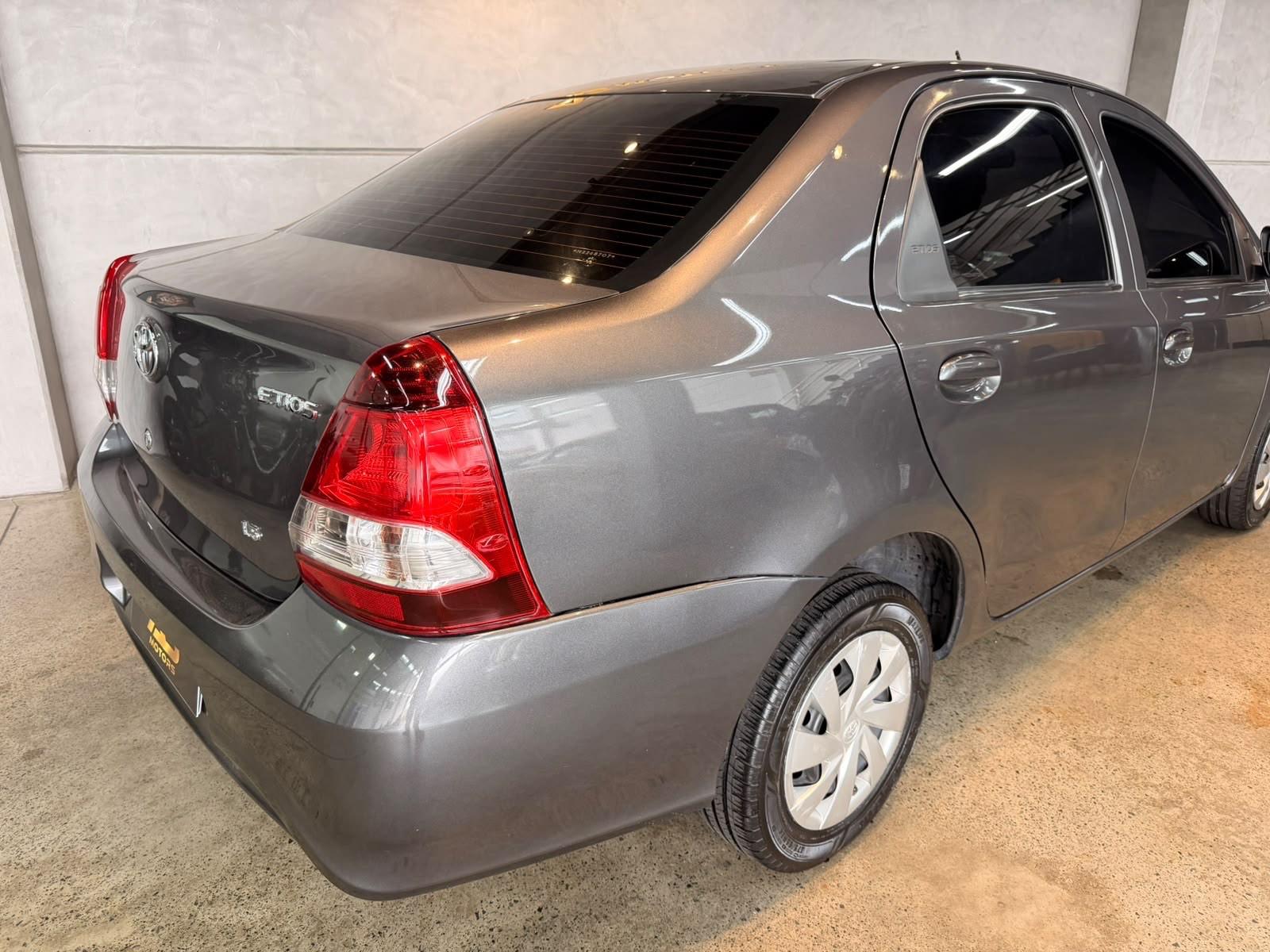 Foto numero 3 do veiculo Toyota Etios SEDAN X MT - Cinza - 2021/2021