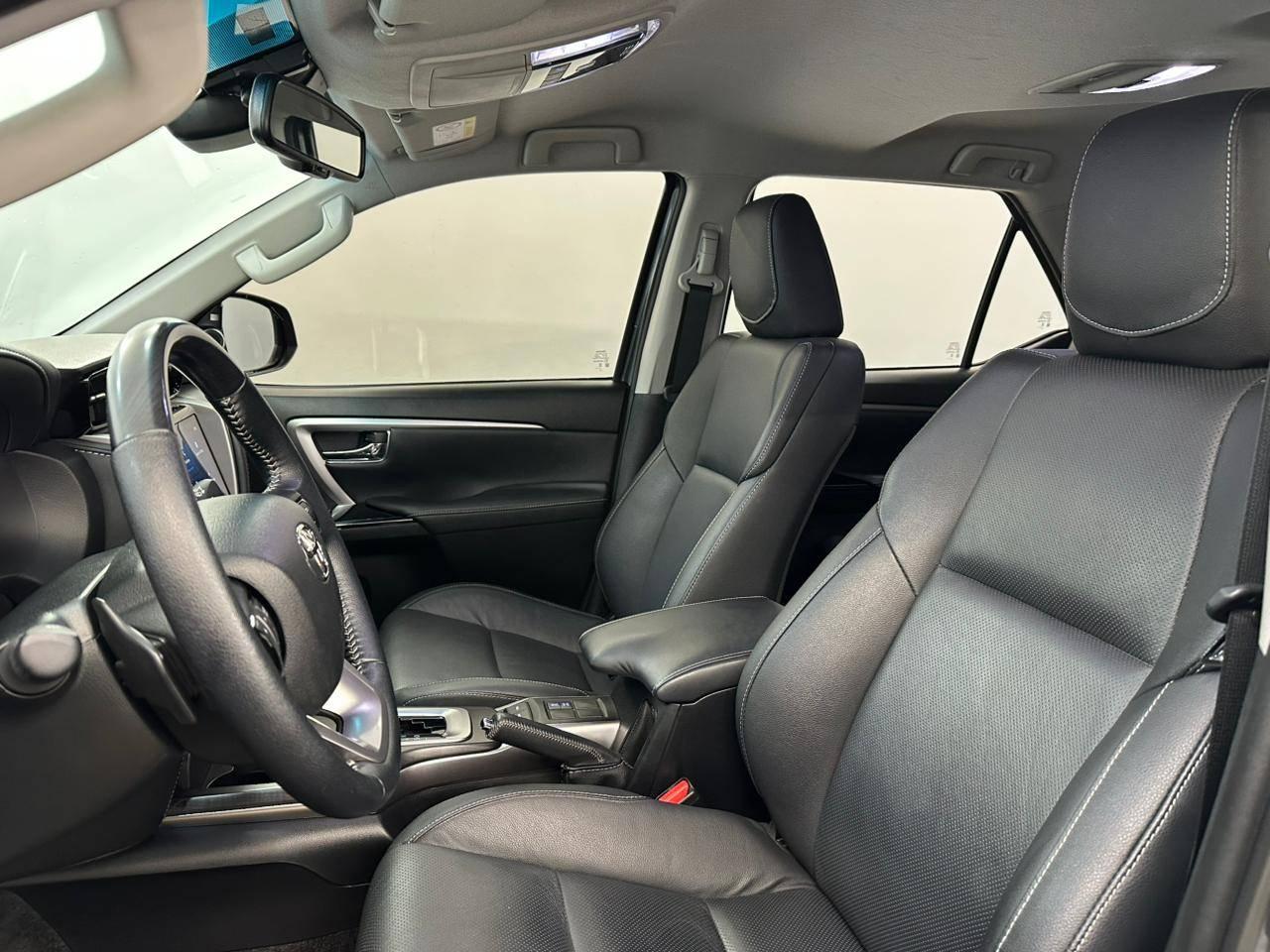 Toyota Hilux SW4 SRX 2.8T 204CV 5 LUGARES! 2024