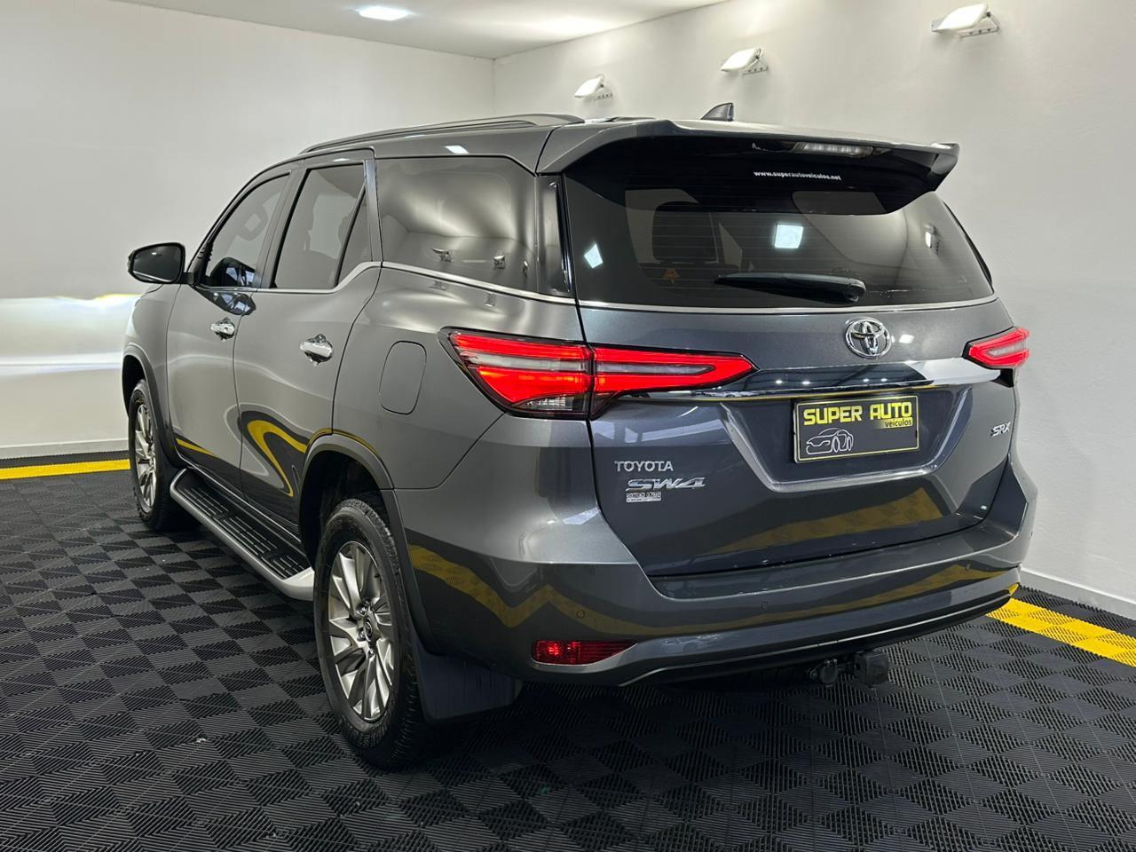 Toyota Hilux SW4 SRX 2.8T 204CV 5 LUGARES! 2024