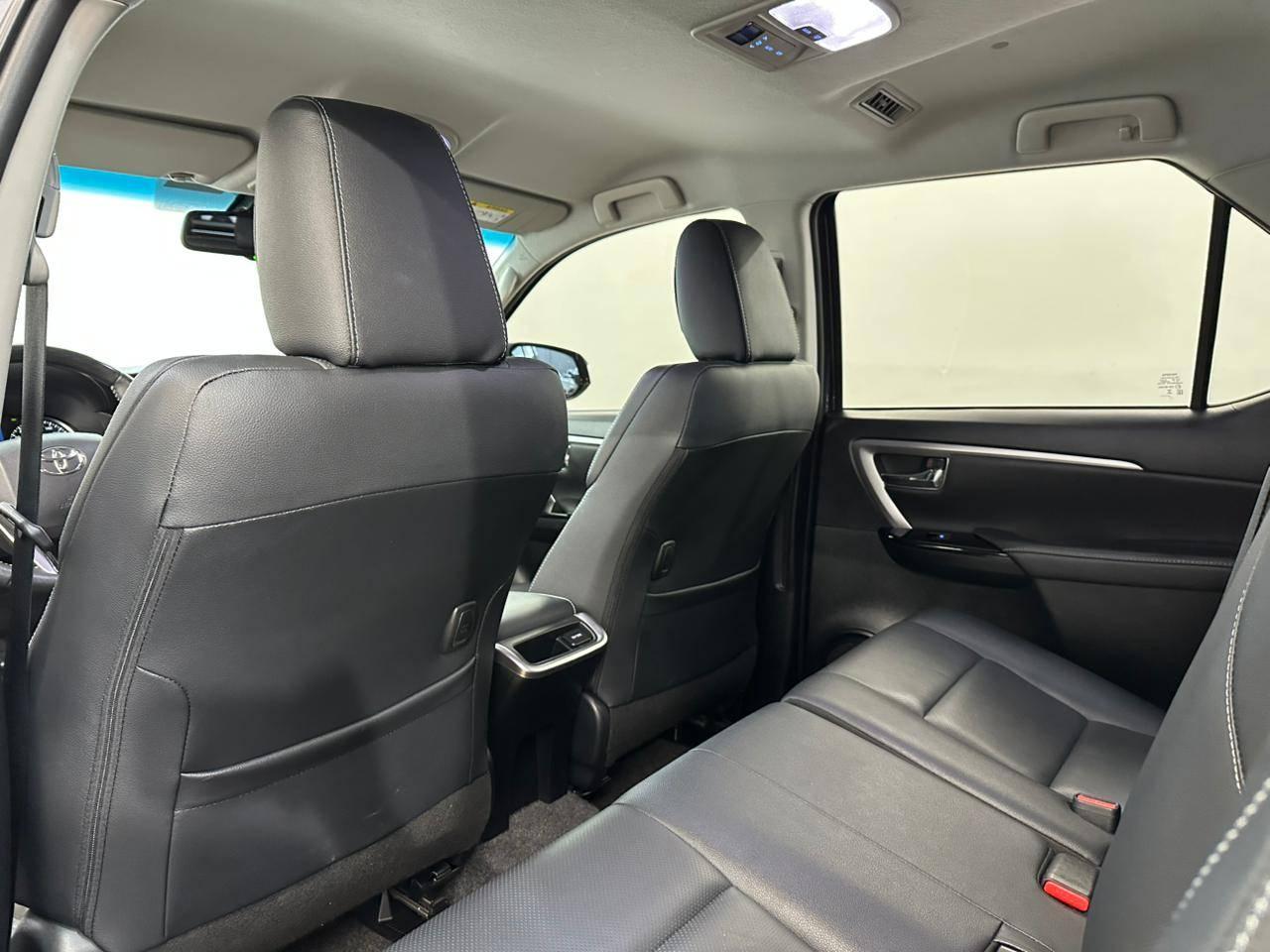 Toyota Hilux SW4 SRX 2.8T 204CV 5 LUGARES! 2024