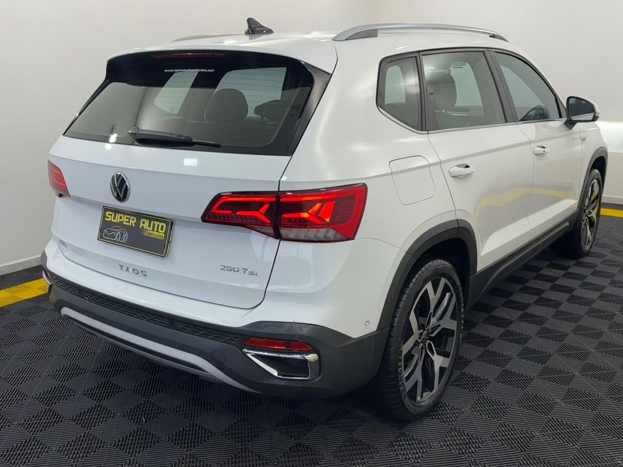 Volkswagen Taos HIGHLINE 2024