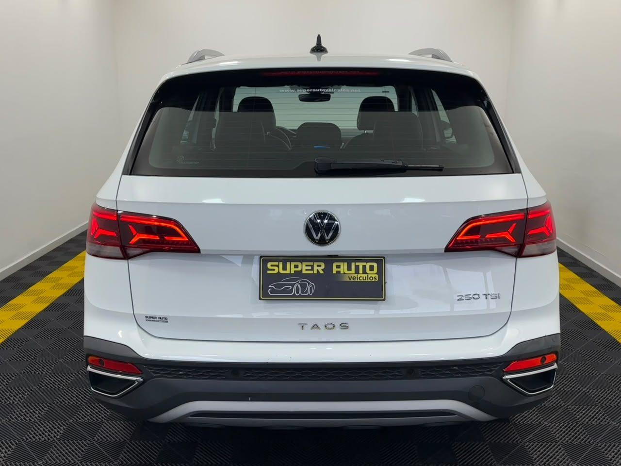 Volkswagen Taos HIGHLINE 2024
