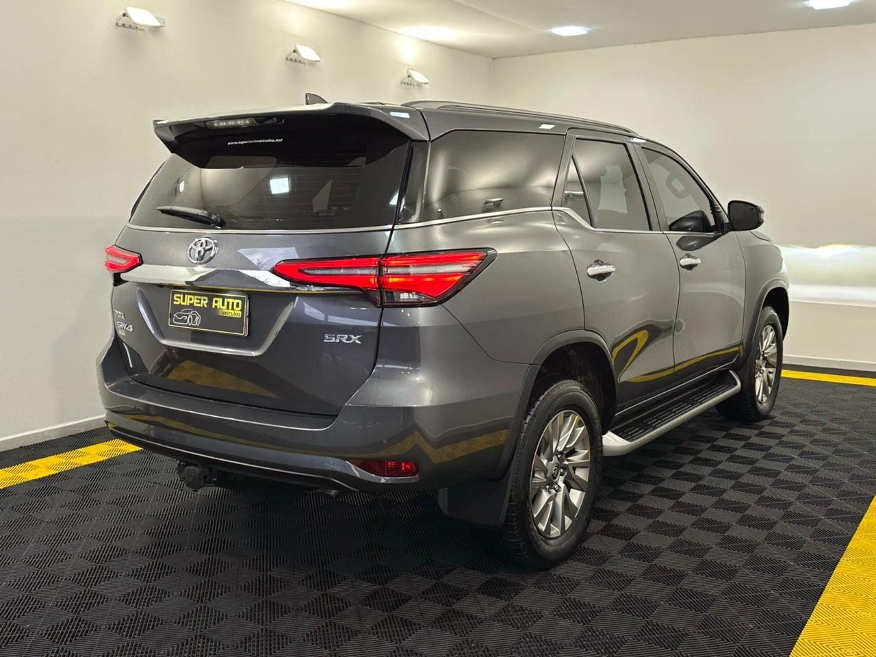Toyota Hilux SW4 SRX 2.8T 204CV 5 LUGARES! 2024