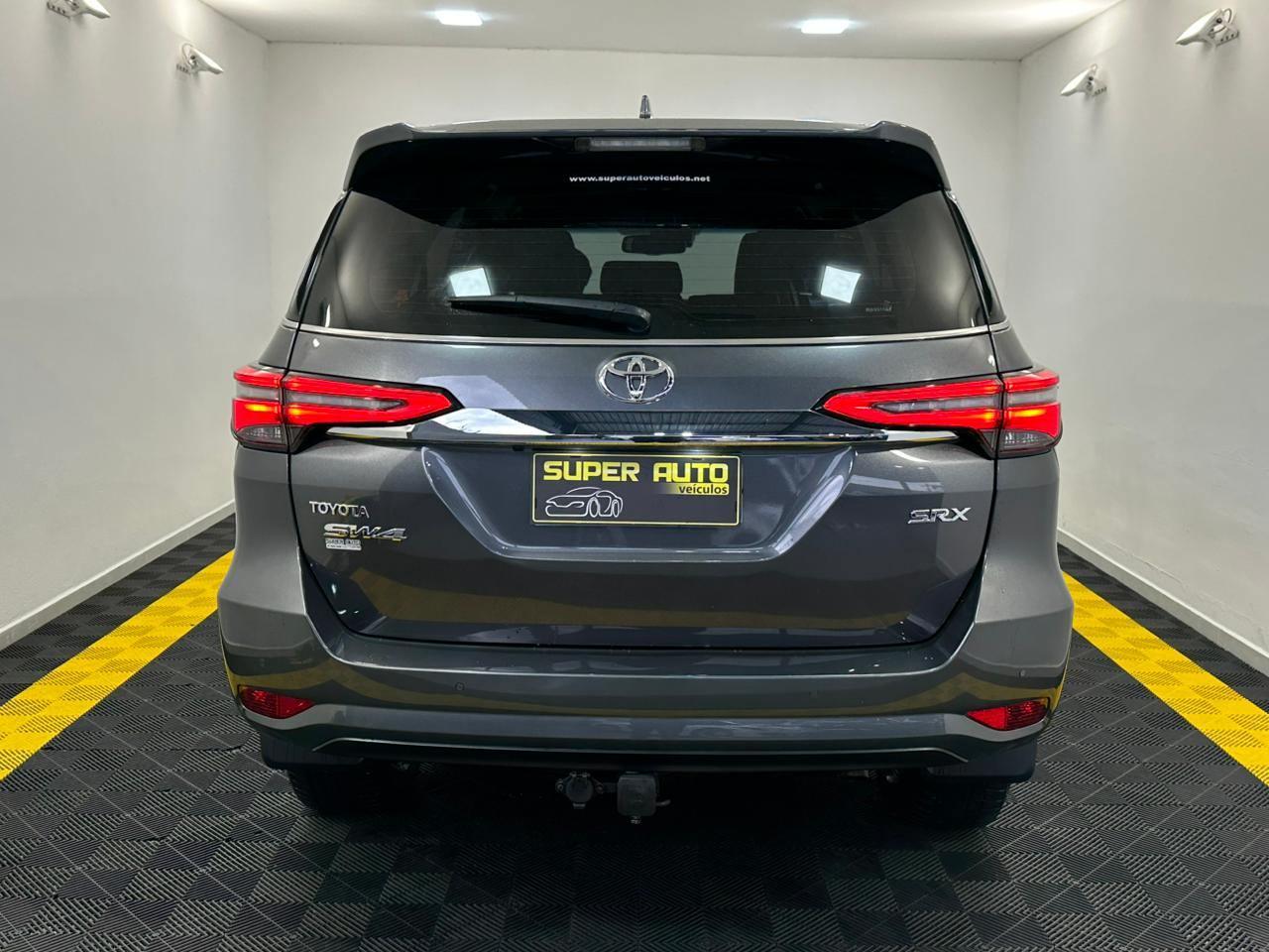 Toyota Hilux SW4 SRX 2.8T 204CV 5 LUGARES! 2024