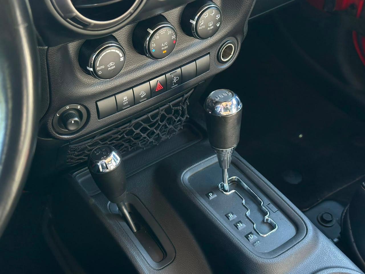 Jeep Wrangler Unlimited Sport 3.6 V6 284cv 4p 2015