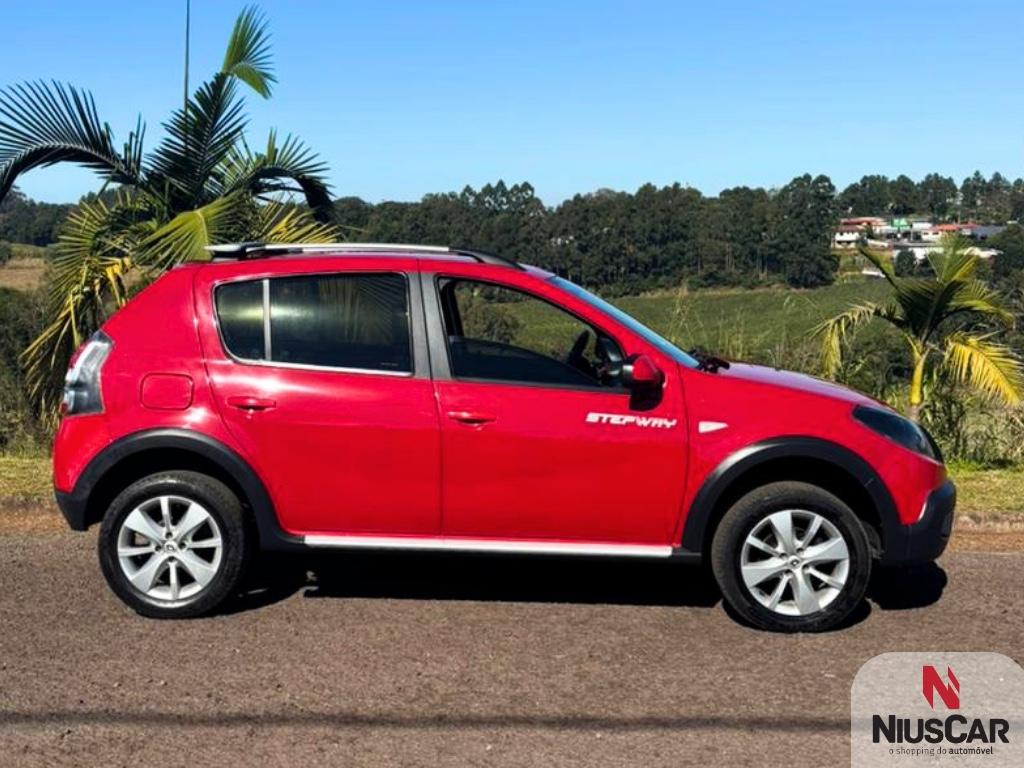 Foto numero 2 do veiculo Renault Sandero STEPWAY Hi-Power 1.6 8V 5p  - Vermelha - 2013/2014