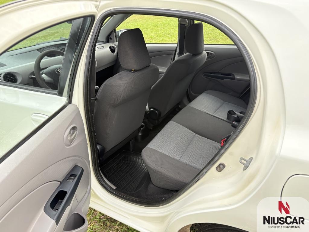 Foto numero 13 do veiculo Toyota Etios XS  1.3 Flex 16V 5p Mec.  - Branca - 2012/2013