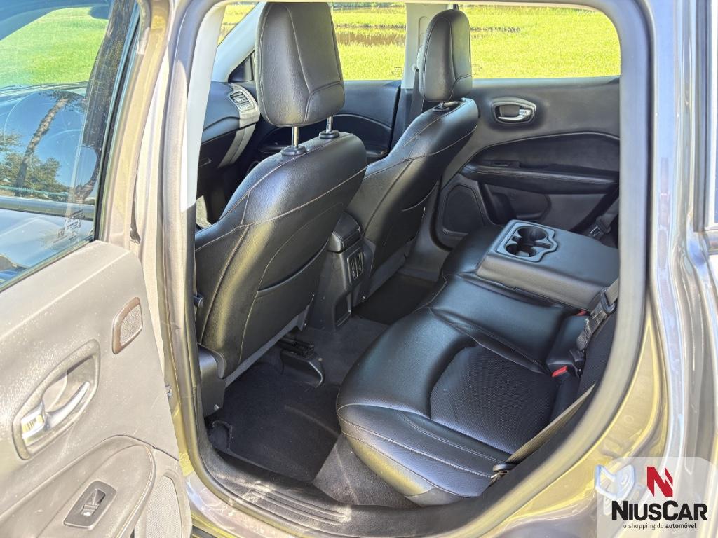 Foto numero 16 do veiculo Jeep Compass LONGITUDE 2.0 4x2 Flex 16V Aut.  - Cinza - 2018/2018