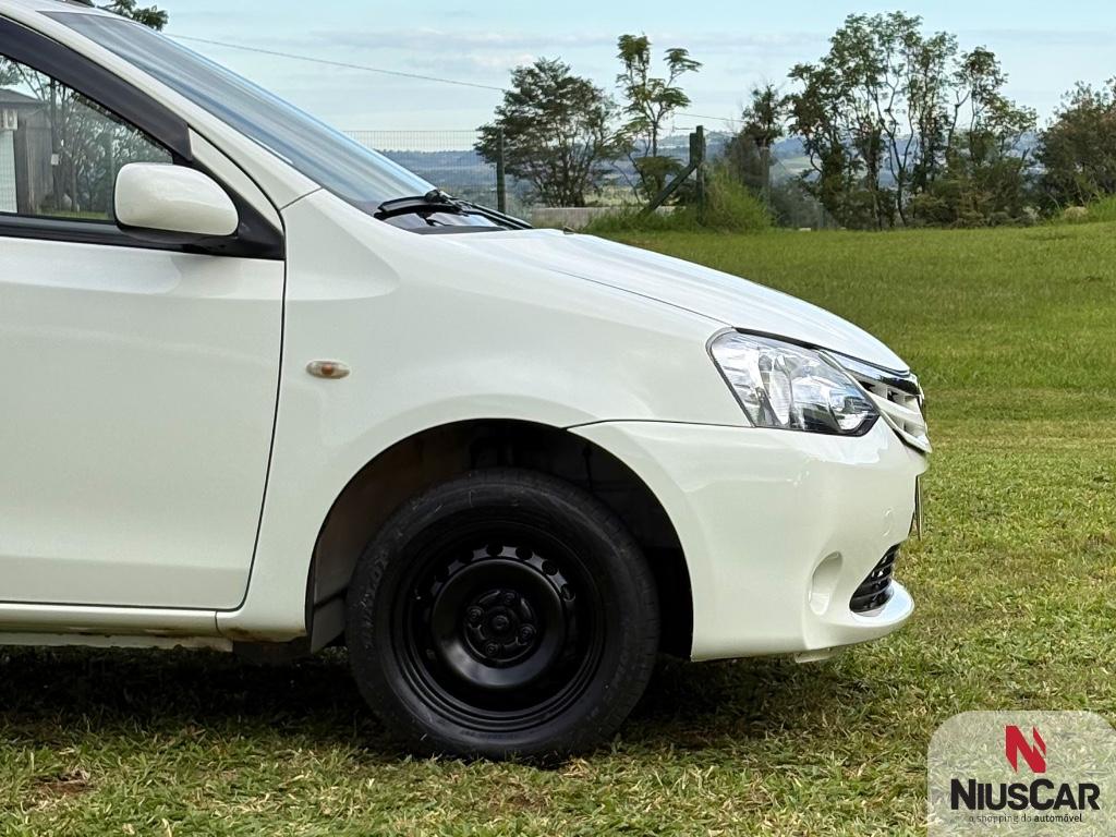 Foto numero 2 do veiculo Toyota Etios XS  1.3 Flex 16V 5p Mec.  - Branca - 2012/2013