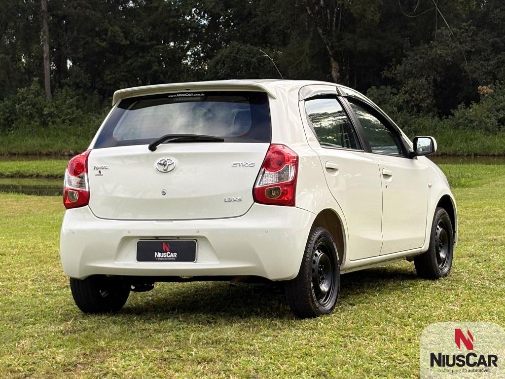 Foto numero 4 do veiculo Toyota Etios XS  1.3 Flex 16V 5p Mec.  - Branca - 2012/2013