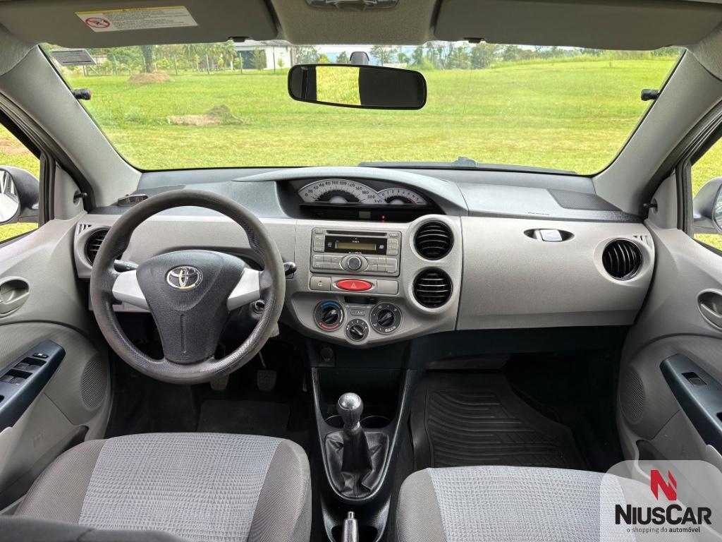 Foto numero 8 do veiculo Toyota Etios XS  1.3 Flex 16V 5p Mec.  - Branca - 2012/2013