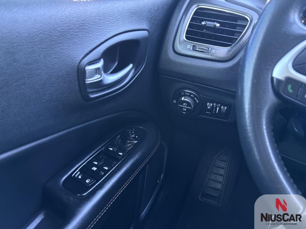 Foto numero 13 do veiculo Jeep Compass LONGITUDE 2.0 4x2 Flex 16V Aut.  - Cinza - 2018/2018