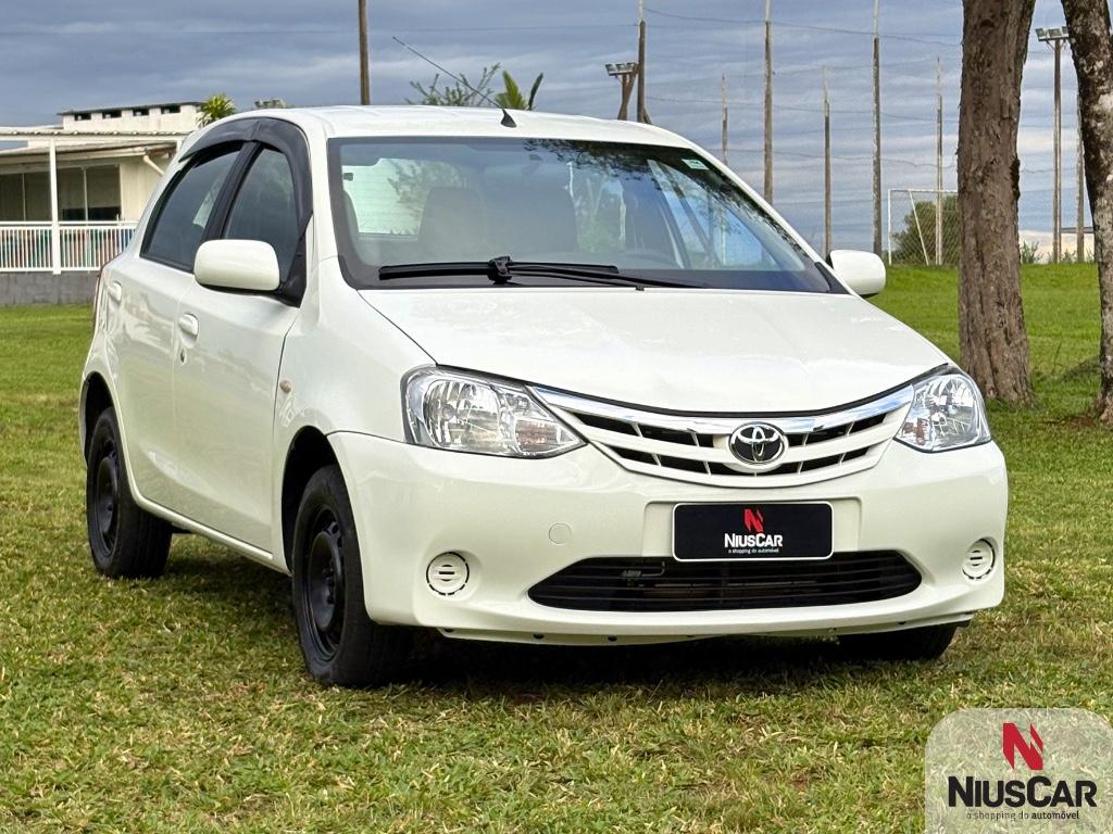 Foto numero 6 do veiculo Toyota Etios XS  1.3 Flex 16V 5p Mec.  - Branca - 2012/2013