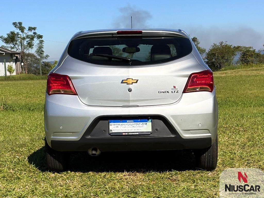 Foto numero 3 do veiculo Chevrolet Onix HATCH LTZ 1.4 8V FlexPower 5p Aut.  - Prata - 2017/2017