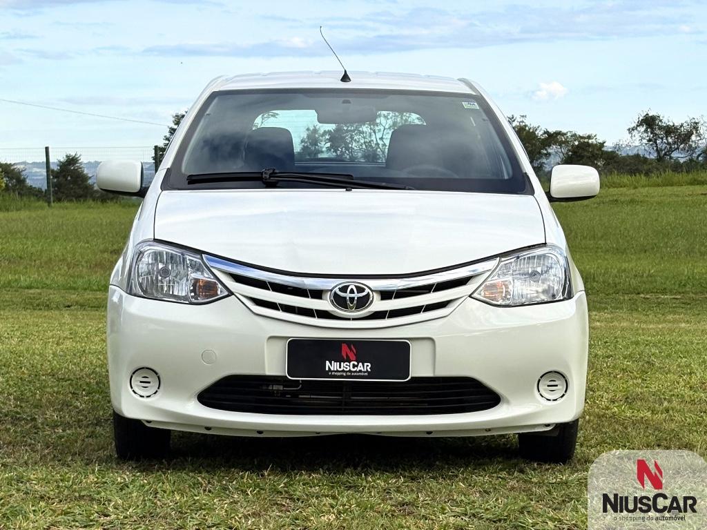 Foto numero 3 do veiculo Toyota Etios XS  1.3 Flex 16V 5p Mec.  - Branca - 2012/2013
