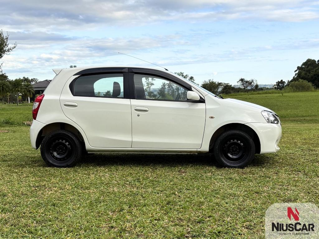 Foto numero 5 do veiculo Toyota Etios XS  1.3 Flex 16V 5p Mec.  - Branca - 2012/2013