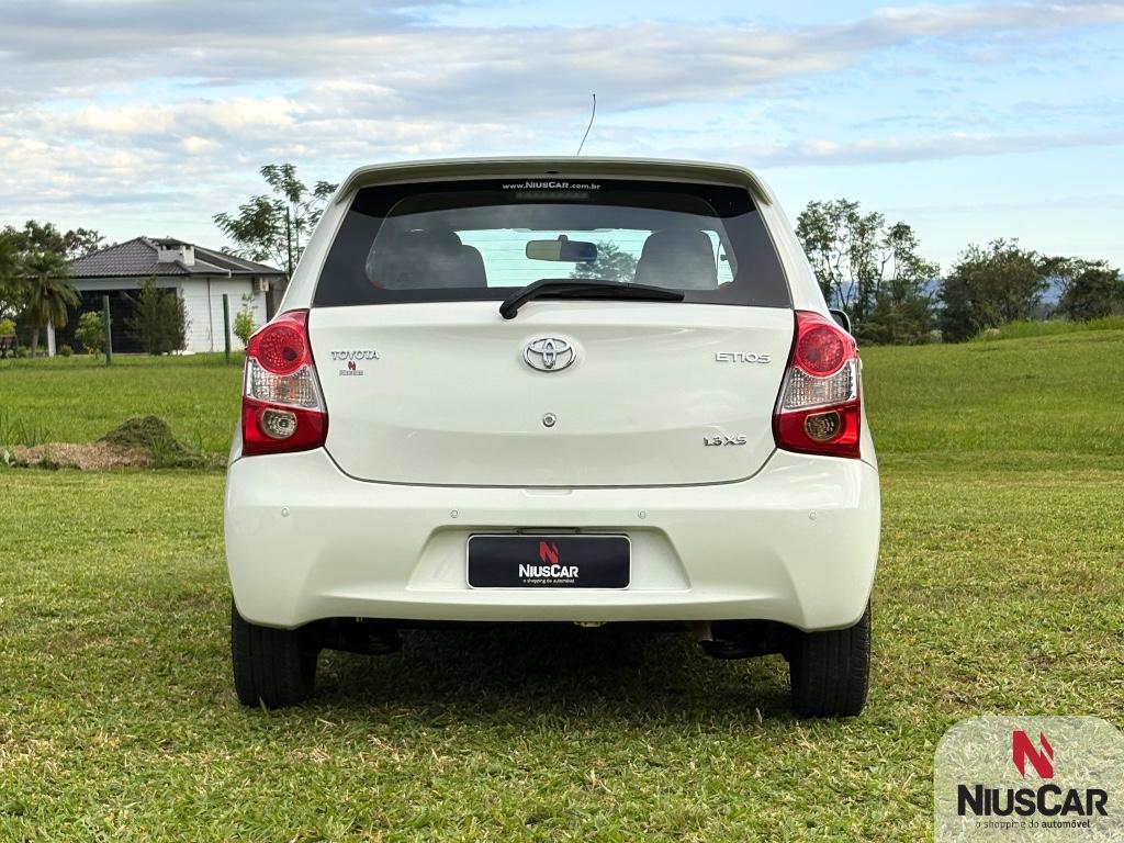 Foto numero 7 do veiculo Toyota Etios XS  1.3 Flex 16V 5p Mec.  - Branca - 2012/2013