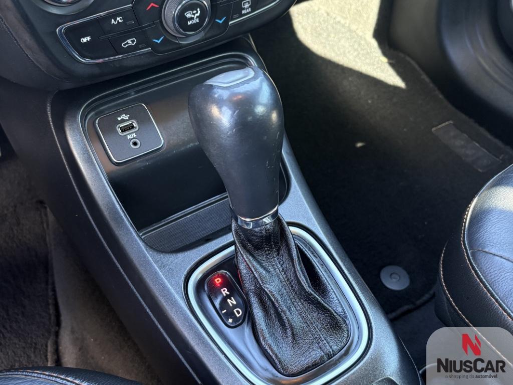 Foto numero 8 do veiculo Jeep Compass LONGITUDE 2.0 4x2 Flex 16V Aut.  - Cinza - 2018/2018