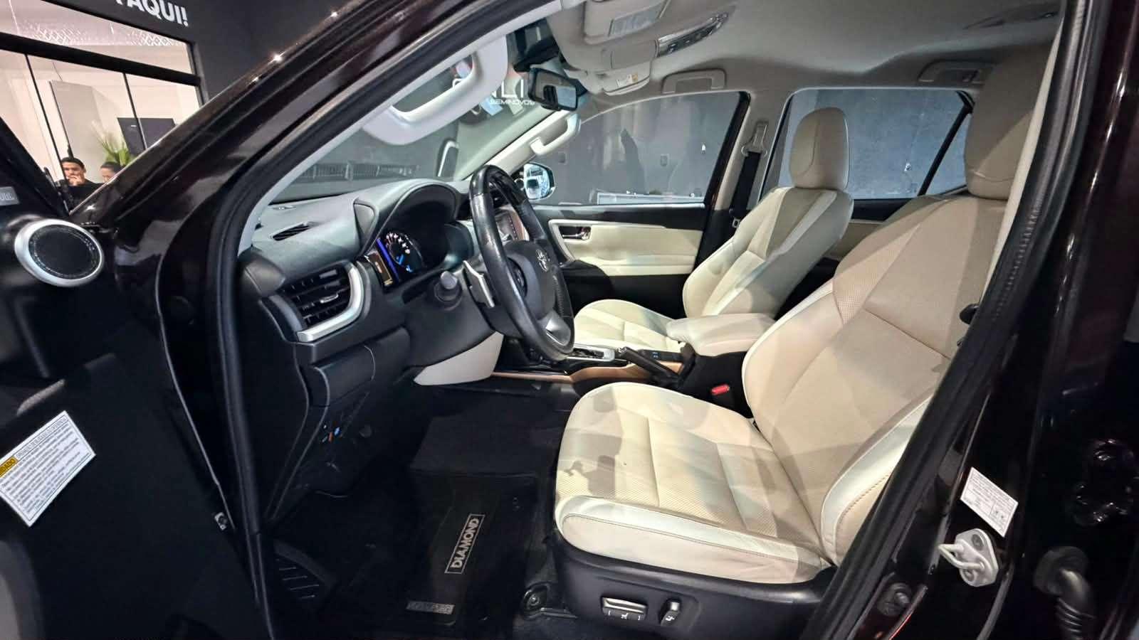 Foto numero 8 do veiculo Toyota Hilux SW4 I/  SWDMDA4JD - Marrom - 2020/2020